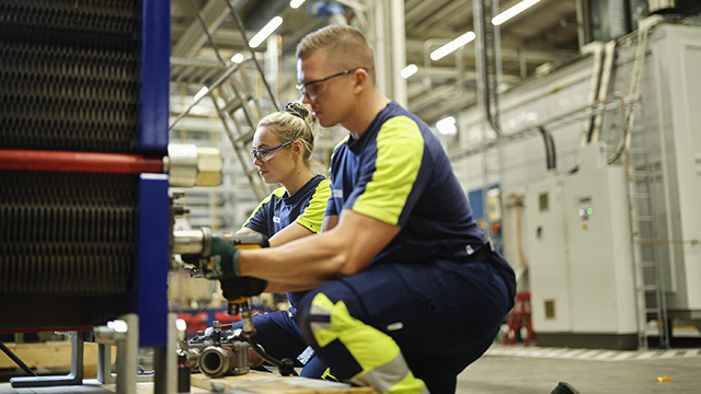 blue collar worker assemble plate heat exchanger 640x360