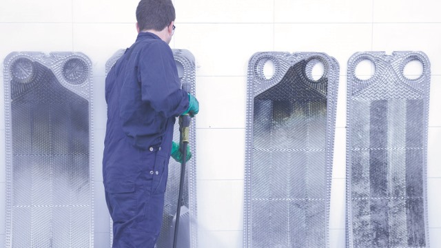service_centre_cleaning_plates_640_360.jpg